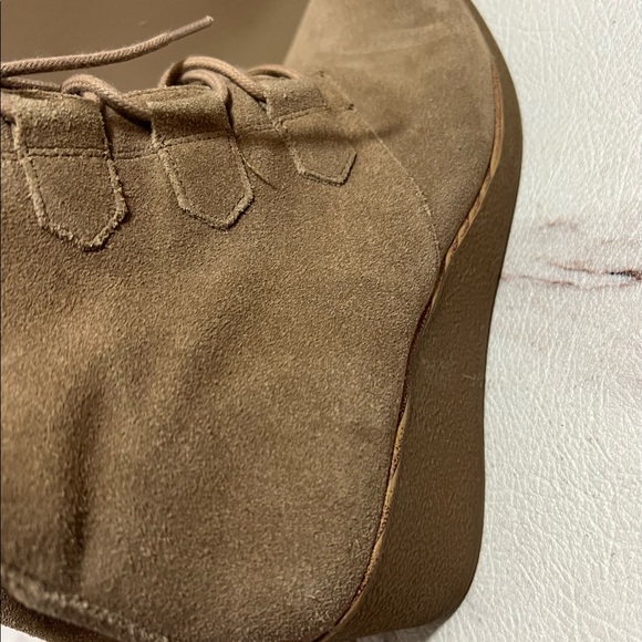 Lucky Brand Jaemma Suede Wedge Ankle Boots Size 8 Tan / Taupe. - Picture 3 of 9